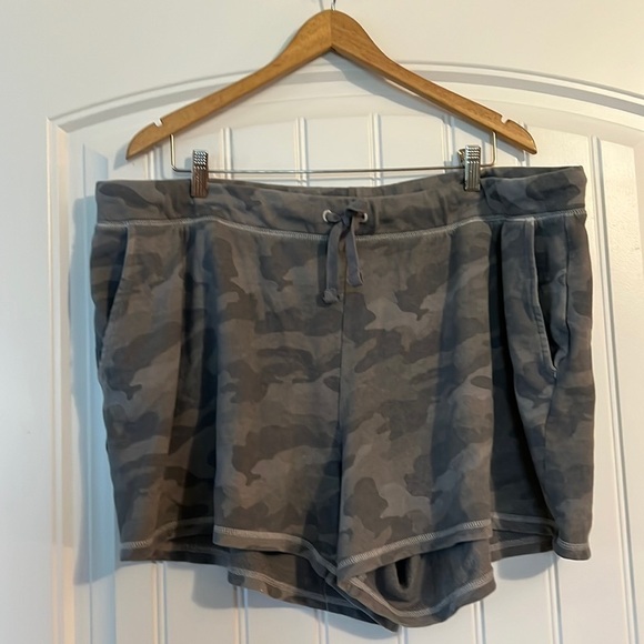 Old Navy CAMO pull on Shorts Size XXL - Picture 1 of 6